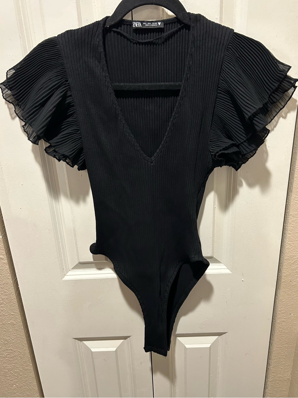 Zara Ribbed V-Neck Sleeve Flutter Black Bodysuit , Large